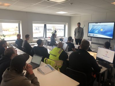 Her ses Martin, der er ved at undervise et hold i